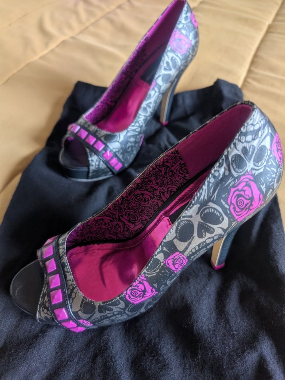 Just Fabulous, Skull/Pink, Size 8, 3.5" heel peep-toe pump